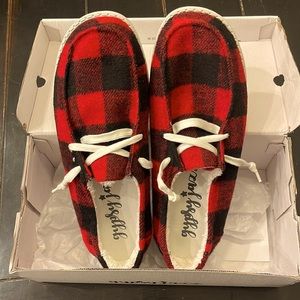 NWT Comfortable Riley Red and Black Plaid Shoes🖤♥️